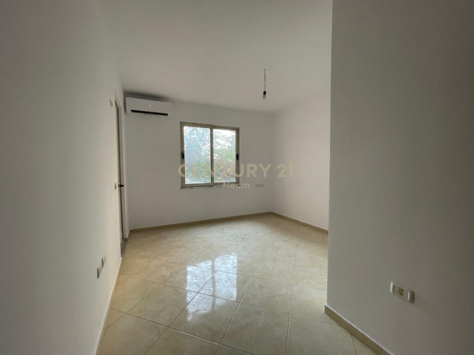 Tirane, jepet me qera apartament 1+1 Kati 1, 71 m² 400 € (yzberisht)