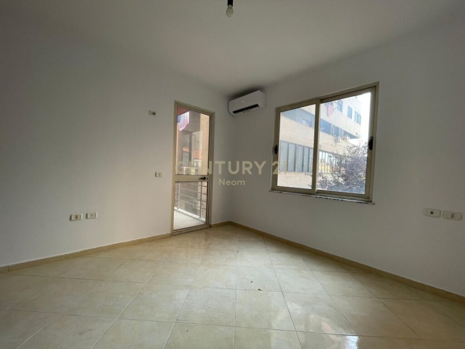 Tirane, jepet me qera apartament 1+1 Kati 1, 71 m² 400 € (yzberisht)