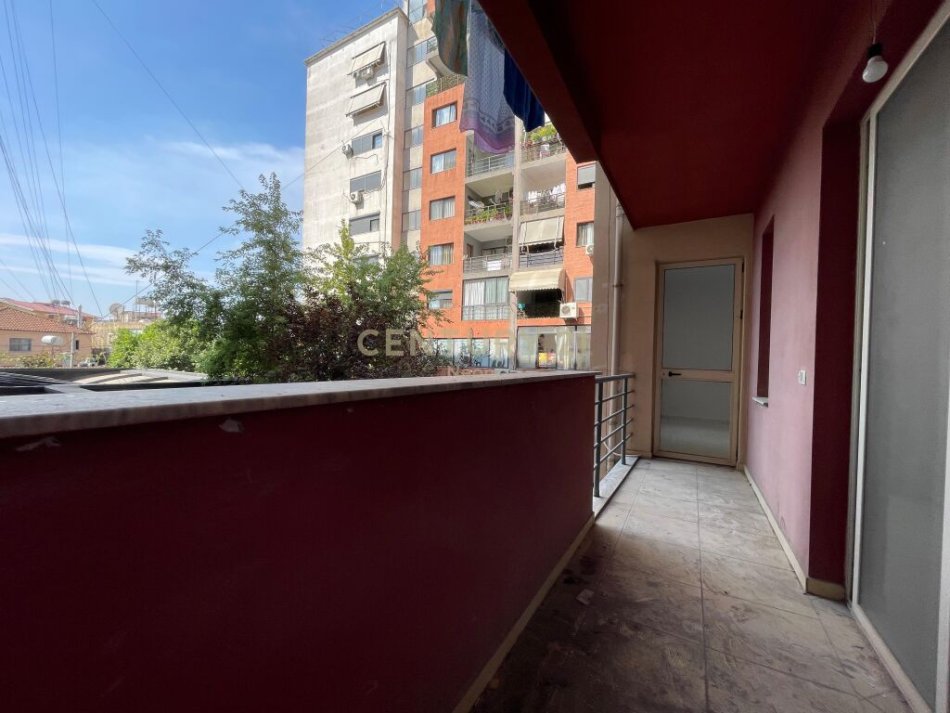Tirane, jepet me qera apartament 1+1 Kati 1, 71 m² 400 € (yzberisht)