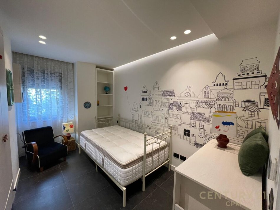 Tirane, jepet me qera apartament 2+1 Kati 1, 98 m² 800 € (rruga ura)