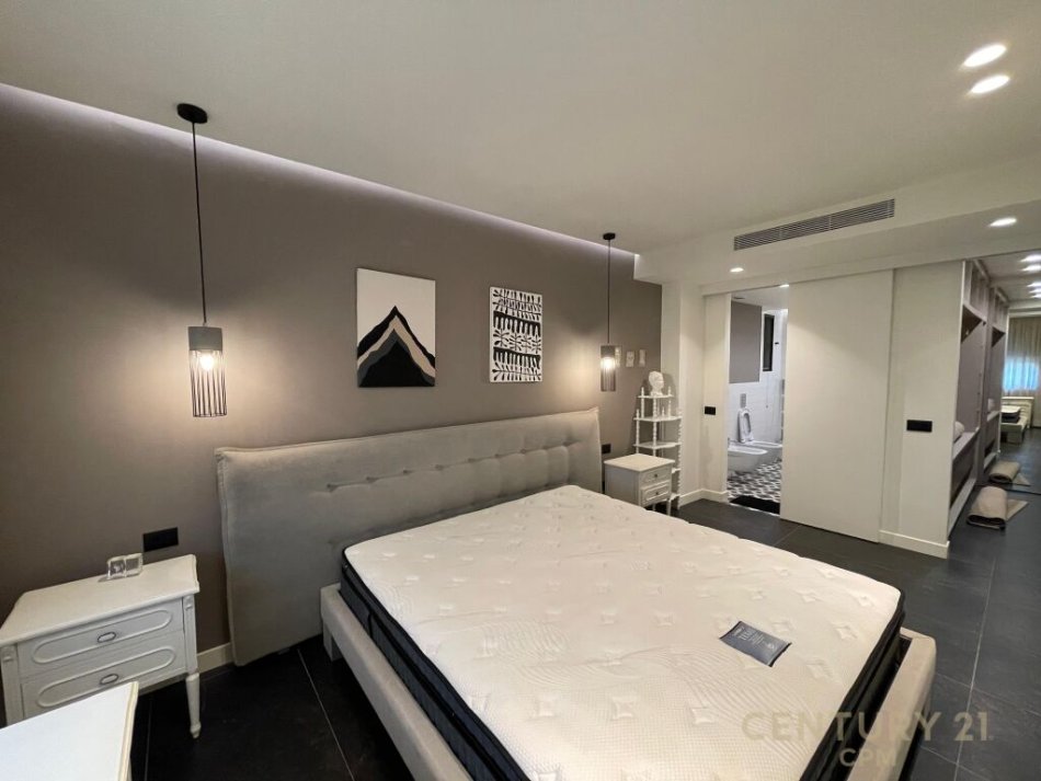 Tirane, jepet me qera apartament 2+1 Kati 1, 98 m² 800 € (rruga ura)