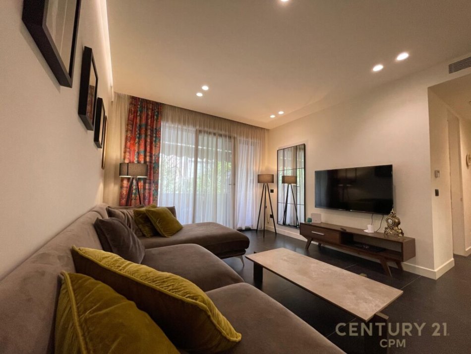Tirane, jepet me qera apartament 2+1 Kati 1, 98 m² 800 € (rruga ura)