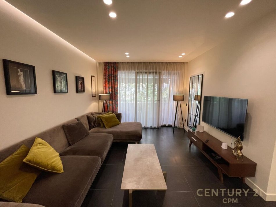Tirane, jepet me qera apartament 2+1 Kati 1, 98 m² 800 € (rruga ura)