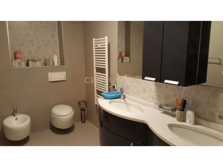 Tirane, jepet me qera apartament 3+1 Kati 2, 2.500 € (bllok)