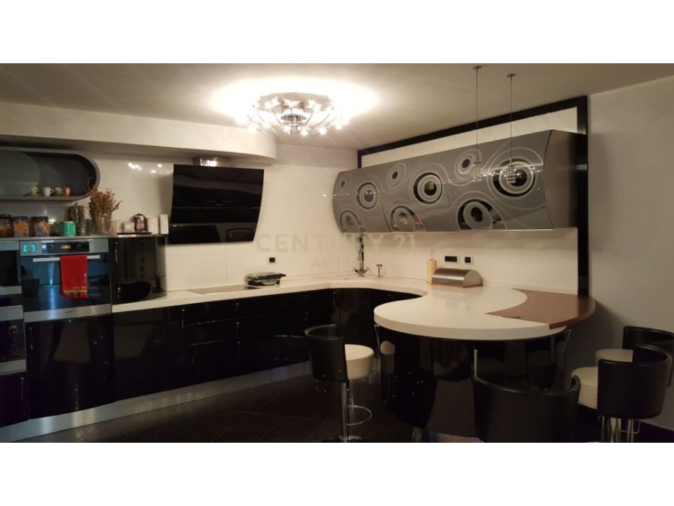 Tirane, jepet me qera apartament Kati 2, 197 m² 2.500 € (Bllok)