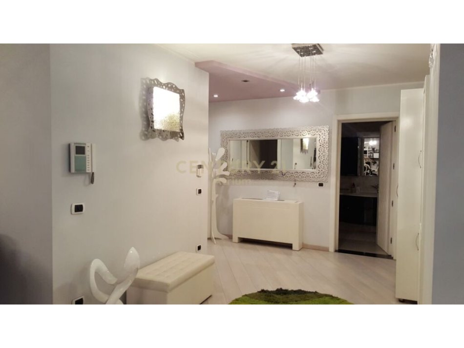Tirane, jepet me qera apartament Kati 2, 197 m² 2.500 € (Bllok)