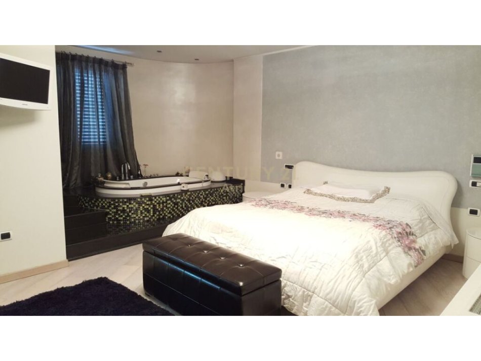 Tirane, jepet me qera apartament Kati 2, 197 m² 2.500 € (Bllok)
