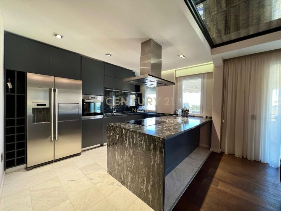 Tirane, jepet me qera apartament 2+1 Kati 2, 193 m² 1.500 € (kopshti botanik)