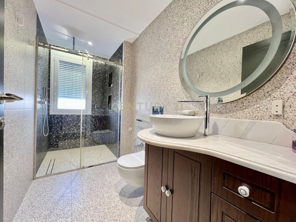 Tirane, jap me qera apartament 2+1+2+ 2 POSTE PARKIMI , 193 m² 1.500 € (Kopshti Botanik Zoologjik)
