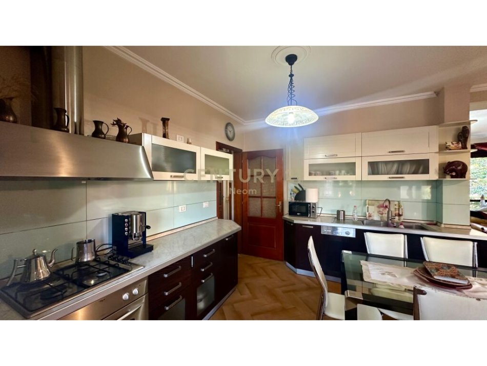 Tirane, shes apartament 2+1+2+Ballkon , 125 m² 325.000 € (Rruga e Kavajës)