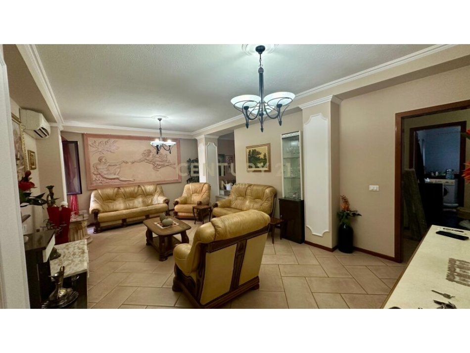 Tirane, shes apartament 2+1+2+Ballkon , 125 m² 325.000 € (Rruga e Kavajës)