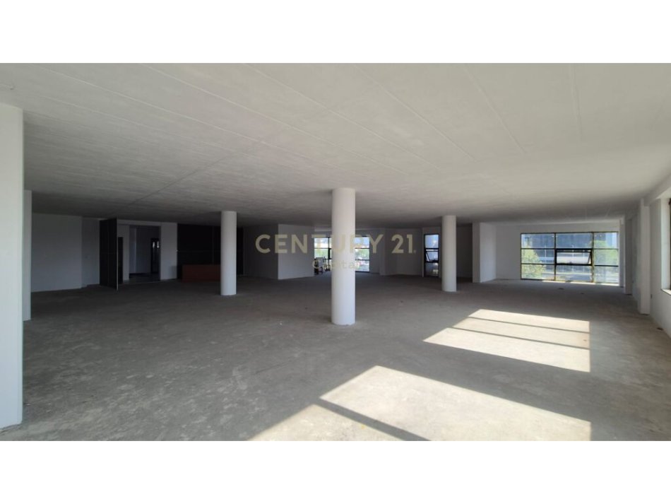 Tirane, jap me qera ambjent biznesi , 2.434 m² 12.200 € (Autostrada Tirane -Durres, Kashar)