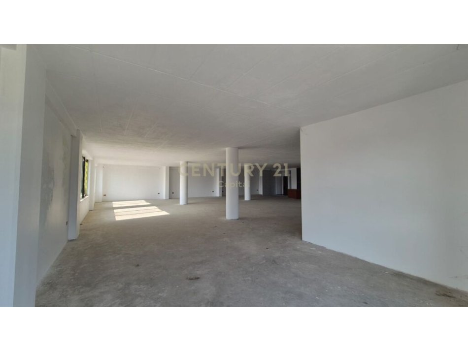 Tirane, jap me qera ambjent biznesi , 2.434 m² 12.200 € (Autostrada Tirane -Durres, Kashar)