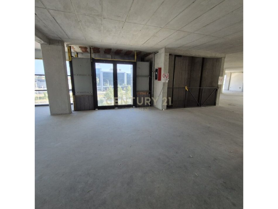 Tirane, jap me qera ambjent biznesi , 2.434 m² 12.200 € (Autostrada Tirane -Durres, Kashar)