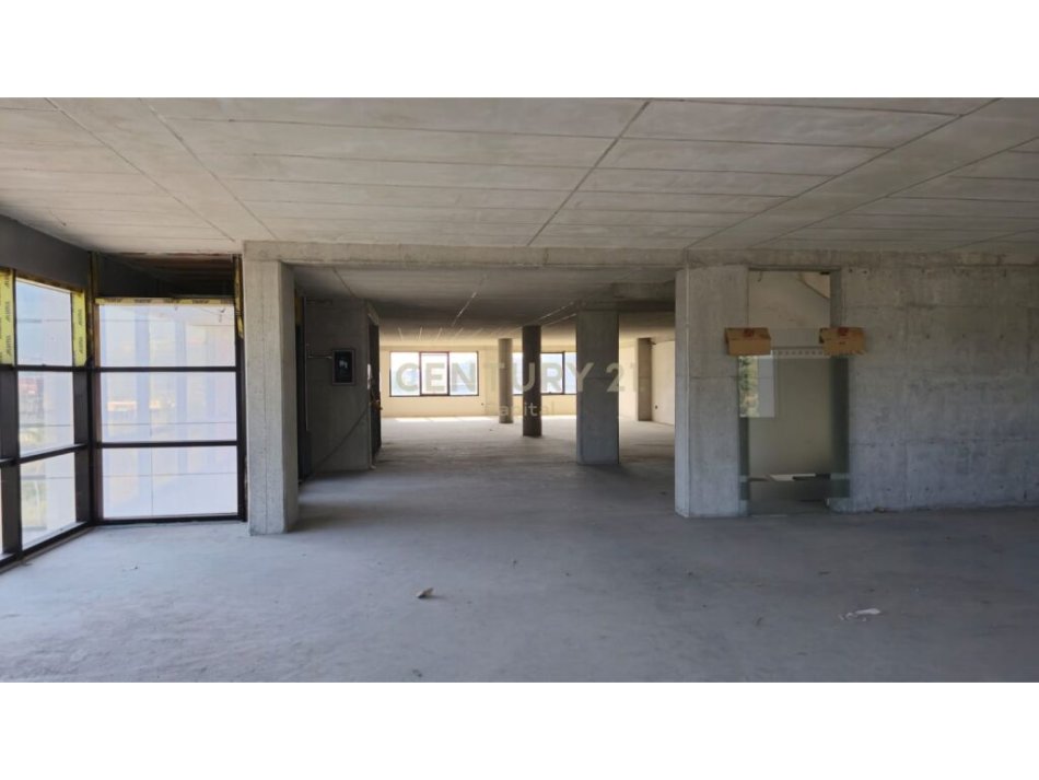 Tirane, jap me qera ambjent biznesi , 2.434 m² 12.200 € (Autostrada Tirane -Durres, Kashar)