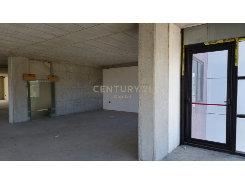 Tirane, jap me qera ambjent biznesi , 2.434 m² 12.200 € (Autostrada Tirane -Durres, Kashar)