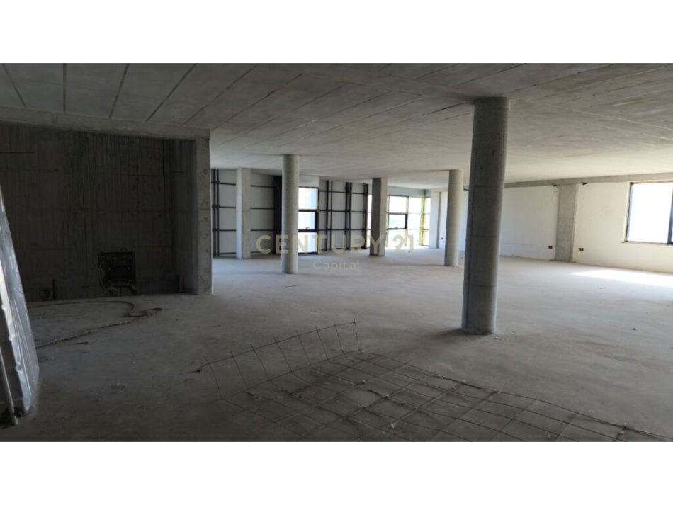 Tirane, jap me qera ambjent biznesi , 2.434 m² 12.200 € (Autostrada Tirane -Durres, Kashar)