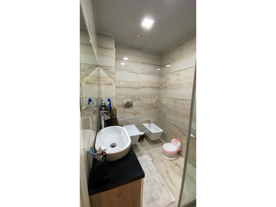 SHESIM APARTAMENT 2+1+ POST PARKIMI TEK LIQENI I THATE!Neom100828