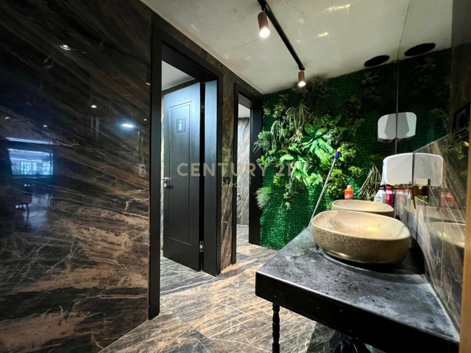 Tirane, jepet me qera apartament 1+1 Kati 0, 200 m² 2.500 € (astir)