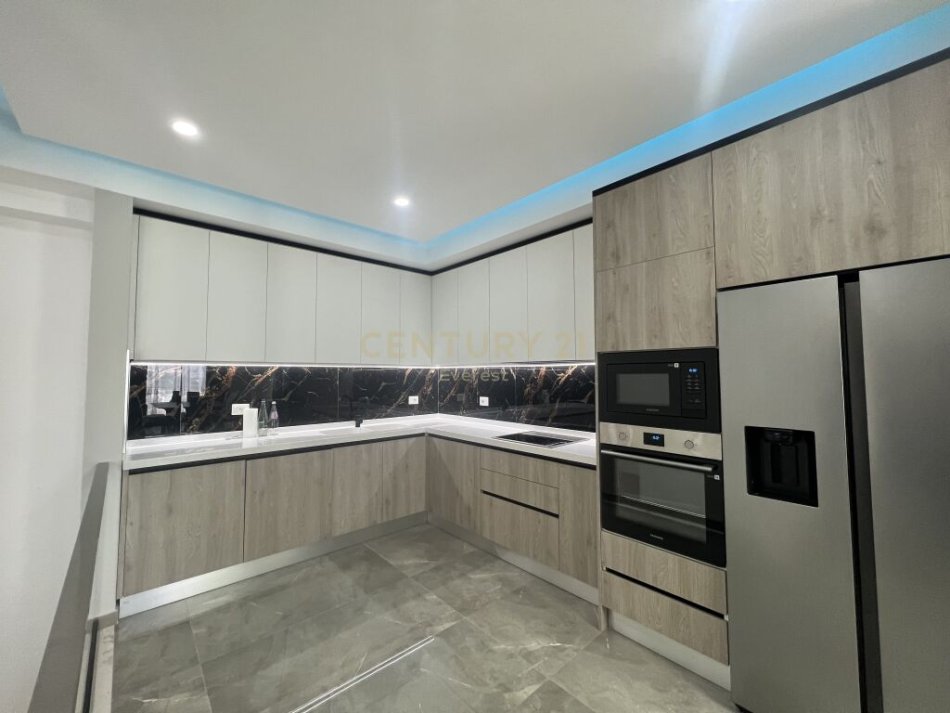 Tirane, jap me qera apartament 3+1+4 , 300 m² 2.000 € (Kodra e Diellit)