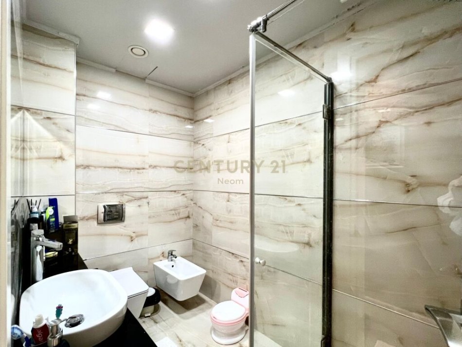 Tirane, jepet me qera apartament 2+1 Kati 4, 99 m² 240.000 € (liqeni i thate)
