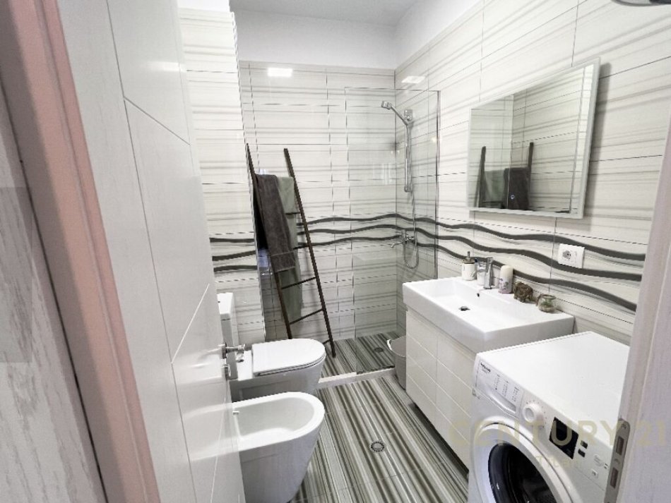 Tirane, jap me qera apartament 2+1+2+Ballkon , 100 m² 700 € (Kopshti Botanik Zoologjik)