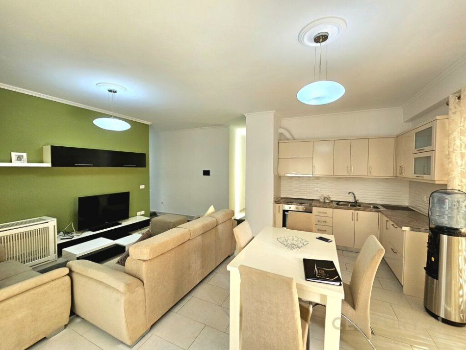 Tirane, jap me qera apartament 2+1+2+ POST PARKIMI , 120 m² 1.000 € (Kompleksi Delijorgji)