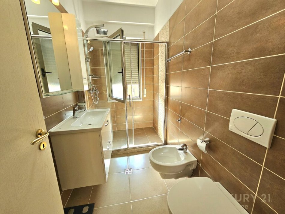 Tirane, jap me qera apartament 2+1+2+ POST PARKIMI , 120 m² 1.000 € (Kompleksi Delijorgji)