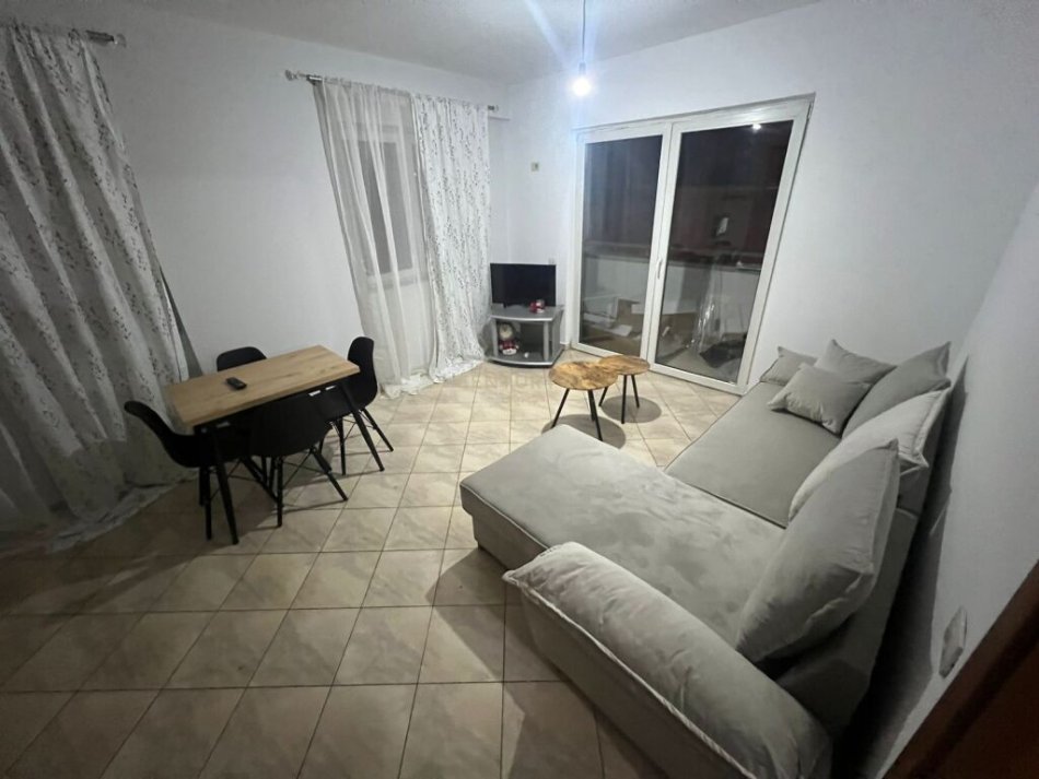 Tirane, jepet me qera apartament 2+1 Kati 4, 85 m² 550 € (rruga e dibres)