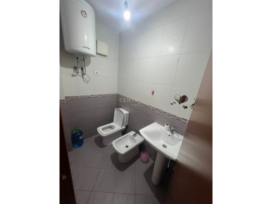 Tirane, jepet me qera apartament 2+1 Kati 4, 85 m² 550 € (rruga e dibres)