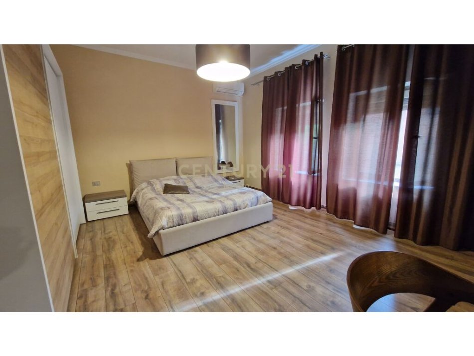 Tirane, shes Vile 3 Katshe , 504 m² 649.000 € (Rruga e Kavajës)
