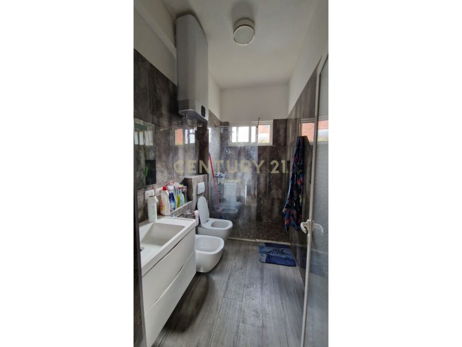 Tirane, shes Vile 3 Katshe , 504 m² 649.000 € (Rruga e Kavajës)