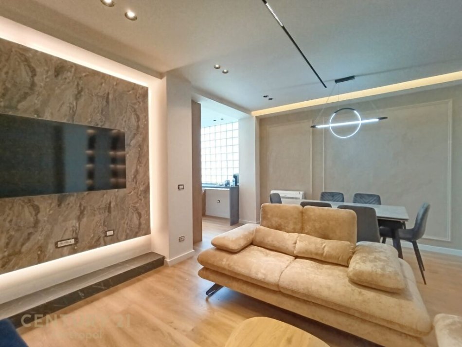 Tirane, jepet me qera apartament 3+1 Kati 9, 115 m² 1.000 € (qender)