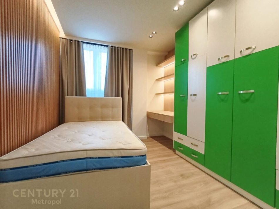 Tirane, jepet me qera apartament 3+1 Kati 9, 115 m² 1.000 € (qender)