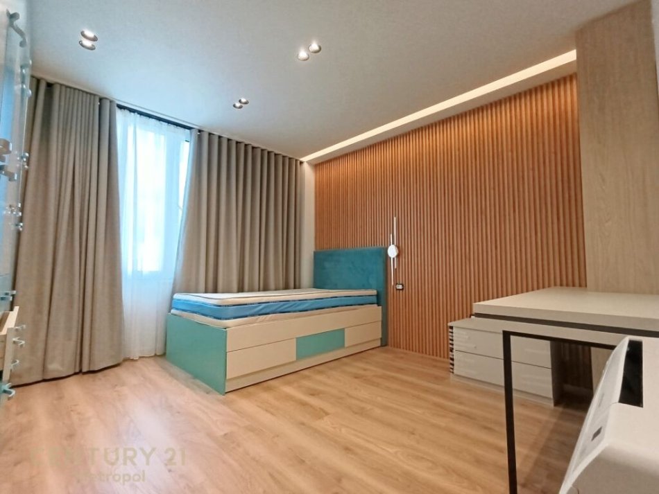 Tirane, jepet me qera apartament 3+1 Kati 9, 115 m² 1.000 € (qender)