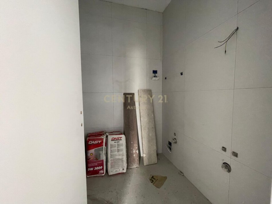 Tirane, jap me qera zyre+ POST PARKIMI , 91 m² 1.000 € (Liqeni i Tiranës)