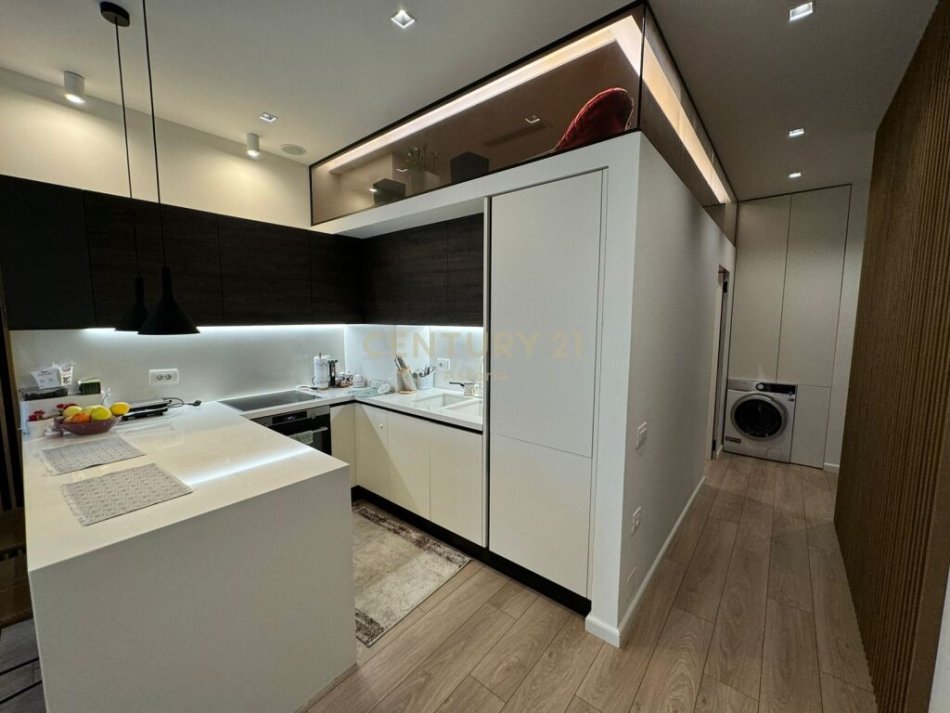 Tirane, shes apartament 2+1+Post Parkimi+Ballkon , 89 m² 270.000 € (Square 21, Rruga e Kavajës)