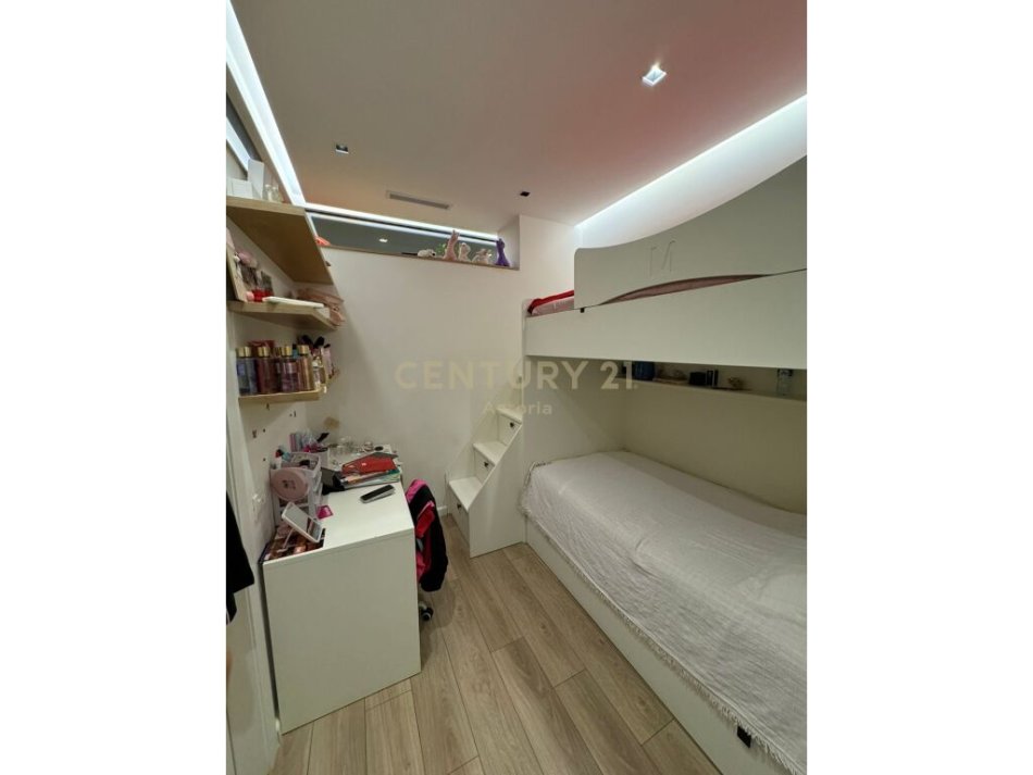 Tirane, shes apartament 2+1+Post Parkimi+Ballkon , 89 m² 270.000 € (Square 21, Rruga e Kavajës)