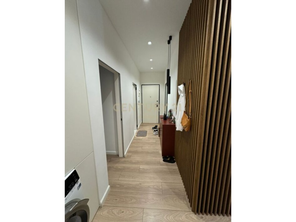 Tirane, shes apartament 2+1+Post Parkimi+Ballkon , 89 m² 270.000 € (Square 21, Rruga e Kavajës)
