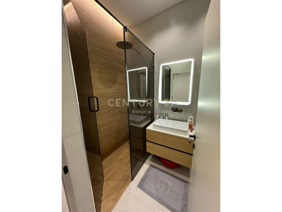 Tirane, shes apartament 2+1+Post Parkimi+Ballkon , 89 m² 270.000 € (Square 21, Rruga e Kavajës)