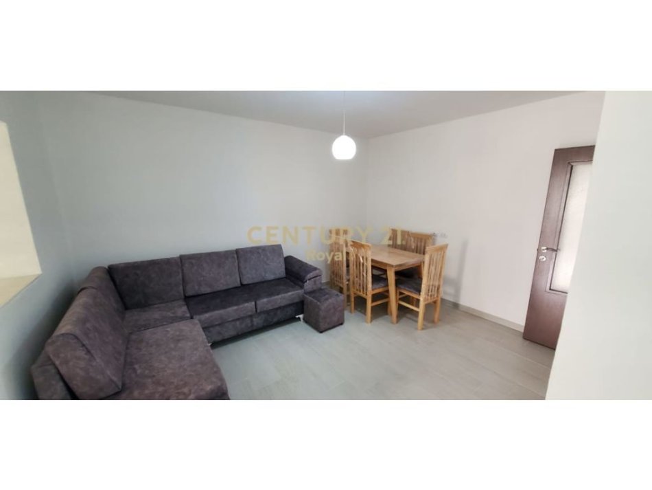 Tirane, jepet me qera apartament 3+1 Kati 3, 85 m² 500 € (shkolla e bashkuar)