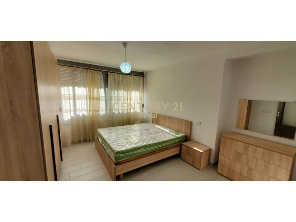 Tirane, jepet me qera apartament 3+1 Kati 3, 85 m² 500 € (shkolla e bashkuar)