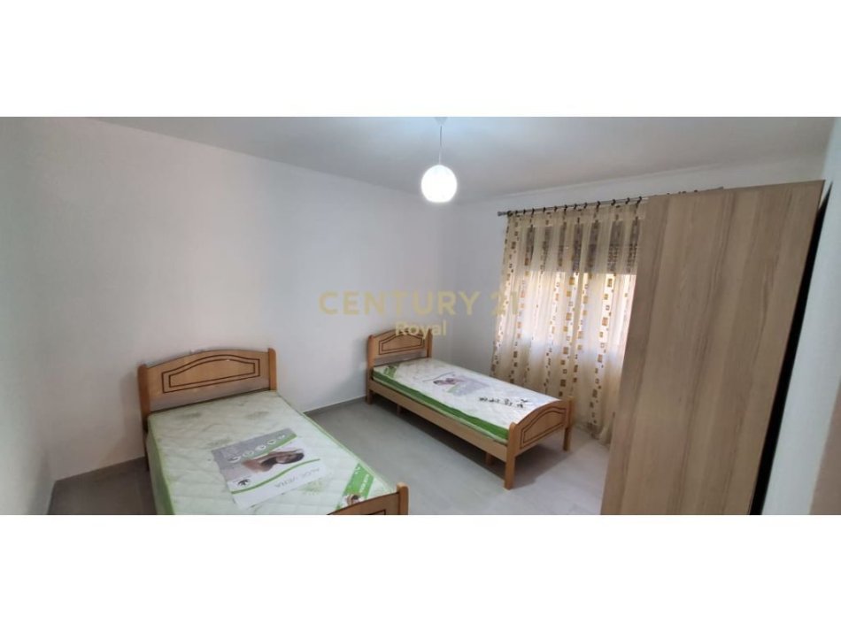 Tirane, jepet me qera apartament 3+1 Kati 3, 85 m² 500 € (shkolla e bashkuar)