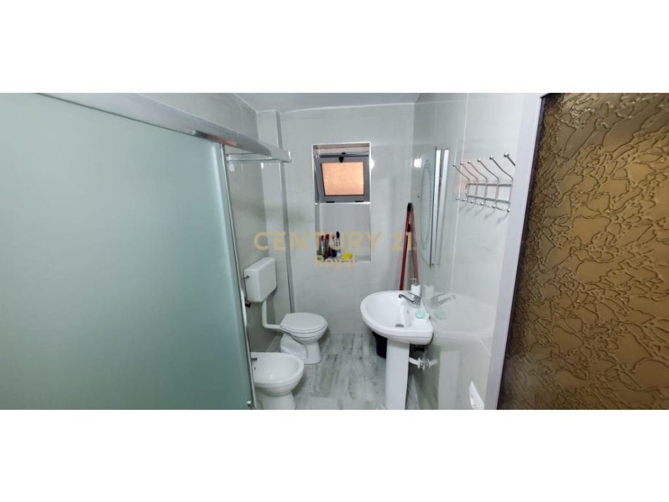 Tirane, jepet me qera apartament 3+1 Kati 3, 85 m² 500 € (shkolla e bashkuar)