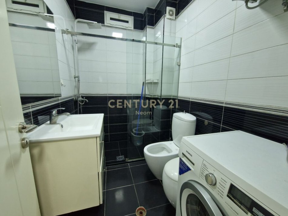 Tirane, shes apartament 1+1+Ballkon Kati 5, 77 m² 139.000 € (Laprake)