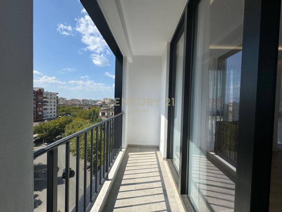 Tirane, shitet apartament 3+1 Kati 5, 179 m² 300.000 € (ali dem)