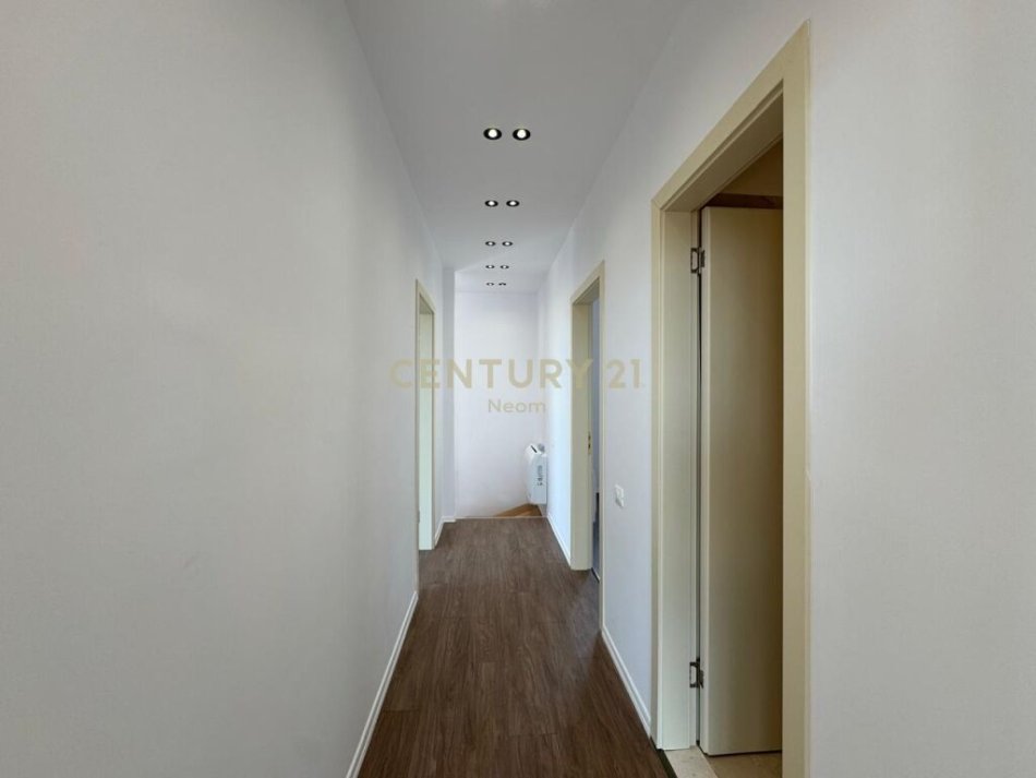 Tirane, shitet apartament 3+1 Kati 5, 179 m² 300.000 € (ali dem)