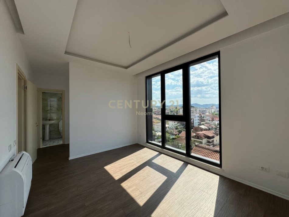 Tirane, shes apartament 3+1+2 , 179 m² 300.000 € (Ali Demi)