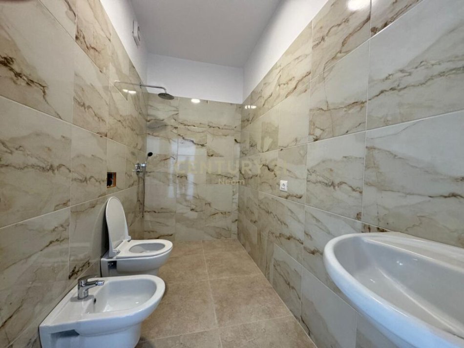 Tirane, shes apartament 3+1+2 , 179 m² 300.000 € (Ali Demi)