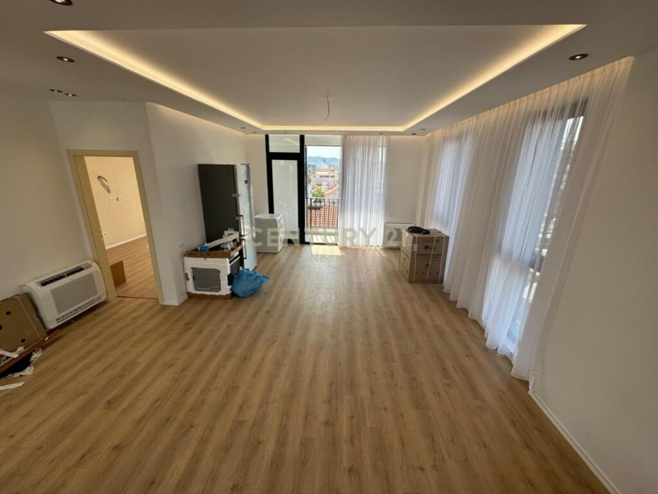 Tirane, shes apartament 3+1+2 , 179 m² 300.000 € (Ali Demi)